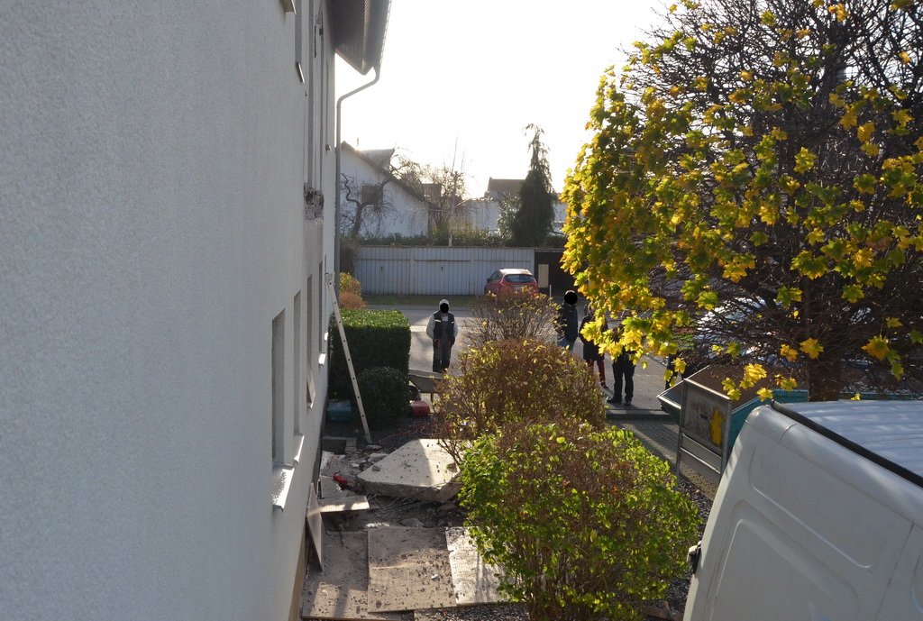 Arbeiter stuerzt mit Balkon ab Koeln Porz Zuendorf Westfeldgasse P09.JPG - Miklos Laubert